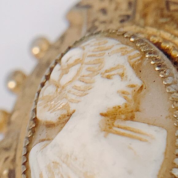 Antique Victorian Gold-Plated Shell Cameo Locket Pendant - 1880-1910 Vintage - Picture 4 of 10
